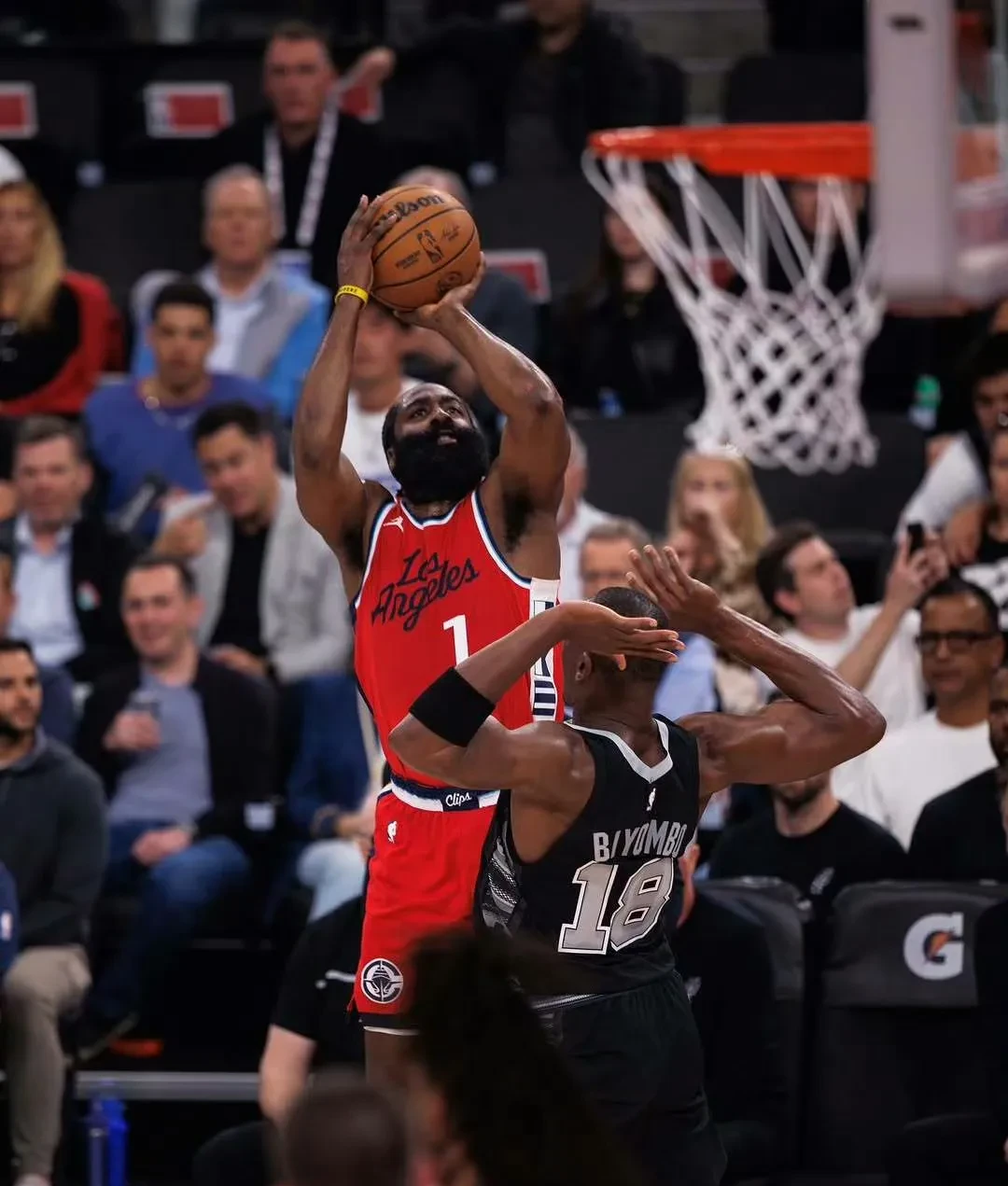 包含NBA总决赛倒计时；洛杉矶快船集结日扳平良机；细节引发关注；悬念犹存；团队化学反应显著的词条